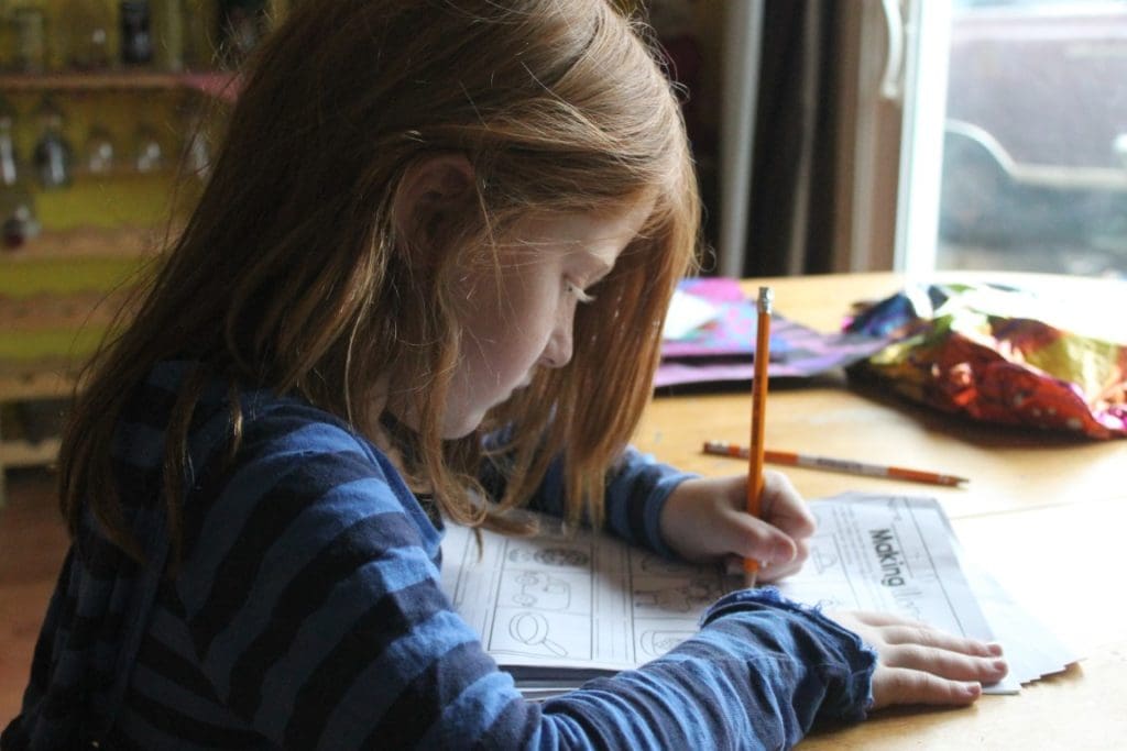 Ein Kind bei Hausaufgaben unterstützen bedeutet nicht, die Übung selbst zu machen oder zu korrigieren.